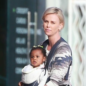 Charlize Theron avec ses enfants à Los Angeles le 11 mars 2016