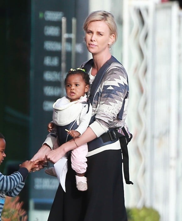 Charlize Theron avec ses enfants à Los Angeles le 11 mars 2016