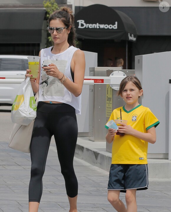 Alessandra Ambrosio emmène ses enfants Anja et Noah au parc à Brentwood, le 6 avril 2016. I