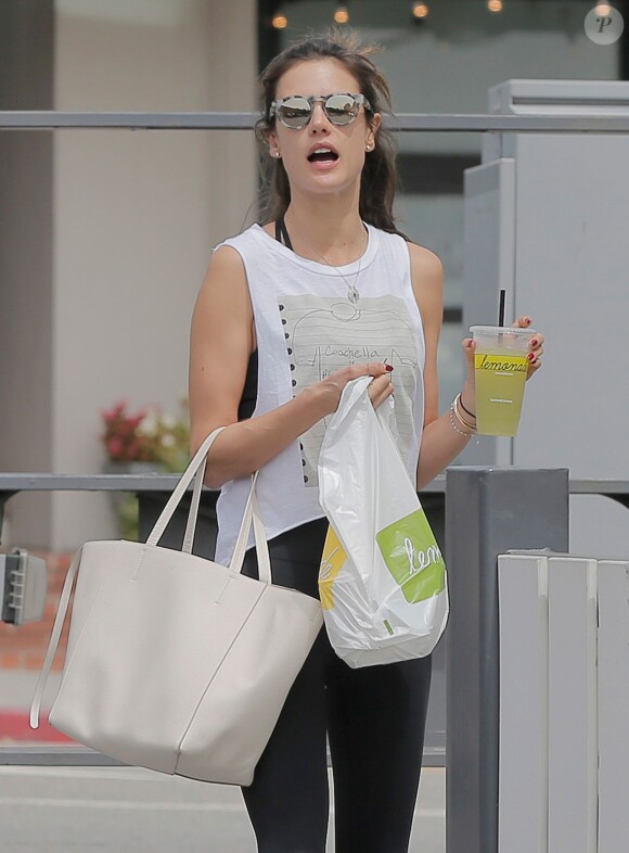 Alessandra Ambrosio emmène ses enfants Anja et Noah au parc à Brentwood, le 6 avril 2016. I