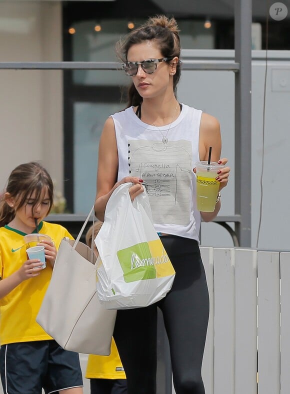 Alessandra Ambrosio emmène ses enfants Anja et Noah au parc à Brentwood, le 6 avril 2016. I