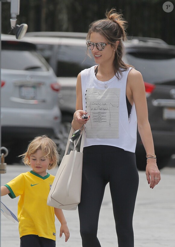 Alessandra Ambrosio emmène ses enfants Anja et Noah au parc à Brentwood, le 6 avril 2016. I