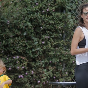 Alessandra Ambrosio emmène ses enfants Anja et Noah au parc à Brentwood, le 6 avril 2016. I