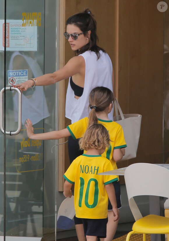 Alessandra Ambrosio emmène ses enfants Anja et Noah au parc à Brentwood, le 6 avril 2016. I