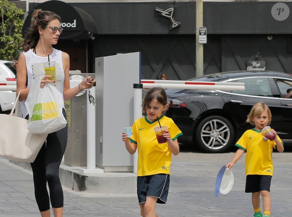 Alessandra Ambrosio emmène ses enfants Anja et Noah au parc à Brentwood, le 6 avril 2016. I