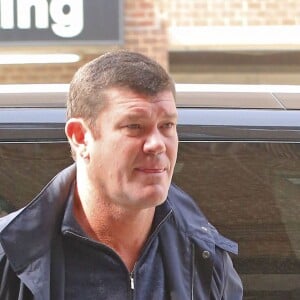 James Packer arrive à l'hôtel Greenwich à New York sans son alliance. Sa fiancée Mariah Carey aurait quitté l’appartement conjugal refusant de s’exprimer sur sa vie privée. Ce comportement laisse les fans perplexes. Le 24 mars 2016