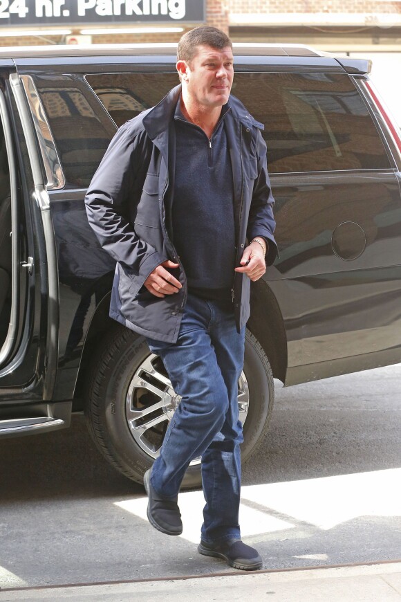 James Packer arrive à l'hôtel Greenwich à New York sans son alliance. Sa fiancée Mariah Carey aurait quitté l’appartement conjugal refusant de s’exprimer sur sa vie privée. Ce comportement laisse les fans perplexes. Le 24 mars 2016