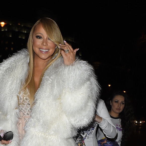 Mariah Carey sort de son hôtel puis monte à bord d'un bateau "Thames Clippers" pour se rendre à son concert à l'O2 Arena à Londres, le 23 mars 2016.