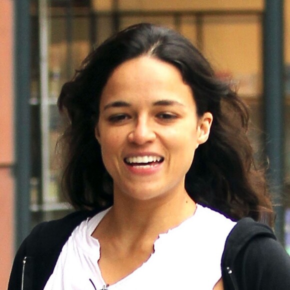 Michelle Rodriguez achète un jus de fruit à emporter dans un 'Pressed Juicery' à Beverly Hills, le 7 avril 2016 Actress Michelle Rodriguez grabs some juice at 'Pressed Juicery' in Beverly Hills on April 07, 2016.07/04/2016 - Beverly Hills