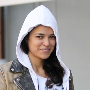 Michelle Rodriguez se promène dans les rues de Beverly Hills, le 14 mars 2016