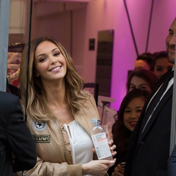 Nabilla Benattia rencontre ses fans et inaugure la boutique éphémère (pop Up store) Boohoo rue Saint-Honoré à Paris le 8 avril 2016