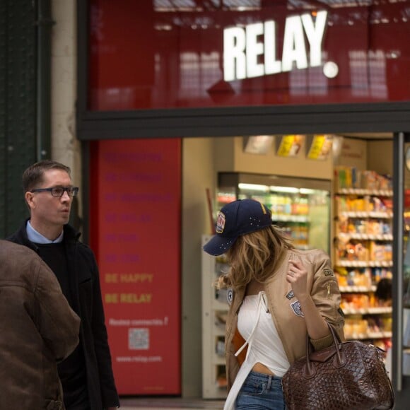 Après s'être rendue au Boohoo store pour une inauguration et une rencontre avec ses fans , Nabilla Benattia qui porte une casquette avec inscrit dessus prison arrive Gare de Lyon avec son chien pour aller au restaurant "Le Train Bleu". Thomas Vergara arrive 5 minutes plus tard au restaurant puis ils repartent ensemble (Thomas avec la casquette de Nabilla et Nabilla avec les lunettes de Thomas) pour prendre un TGV pour Aix-en-Provence le 8 avril 2016