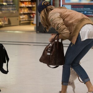 Après s'être rendue au Boohoo store pour une inauguration et une rencontre avec ses fans , Nabilla Benattia qui porte une casquette avec inscrit dessus prison arrive Gare de Lyon avec son chien pour aller au restaurant "Le Train Bleu". Thomas Vergara arrive 5 minutes plus tard au restaurant puis ils repartent ensemble (Thomas avec la casquette de Nabilla et Nabilla avec les lunettes de Thomas) pour prendre un TGV pour Aix-en-Provence le 8 avril 2016