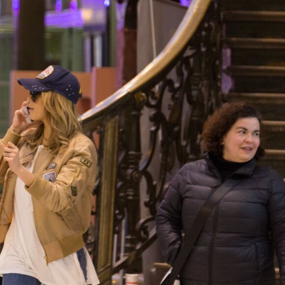 Après s'être rendue au Boohoo store pour une inauguration et une rencontre avec ses fans , Nabilla Benattia qui porte une casquette avec inscrit dessus prison arrive Gare de Lyon avec son chien pour aller au restaurant "Le Train Bleu". Thomas Vergara arrive 5 minutes plus tard au restaurant puis ils repartent ensemble (Thomas avec la casquette de Nabilla et Nabilla avec les lunettes de Thomas) pour prendre un TGV pour Aix-en-Provence le 8 avril 2016