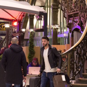 Après s'être rendue au Boohoo store pour une inauguration et une rencontre avec ses fans , Nabilla Benattia qui porte une casquette avec inscrit dessus prison arrive Gare de Lyon avec son chien pour aller au restaurant "Le Train Bleu". Thomas Vergara arrive 5 minutes plus tard au restaurant puis ils repartent ensemble (Thomas avec la casquette de Nabilla et Nabilla avec les lunettes de Thomas) pour prendre un TGV pour Aix-en-Provence le 8 avril 2016