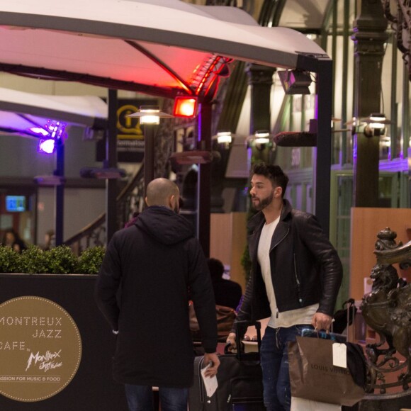 Après s'être rendue au Boohoo store pour une inauguration et une rencontre avec ses fans , Nabilla Benattia qui porte une casquette avec inscrit dessus prison arrive Gare de Lyon avec son chien pour aller au restaurant "Le Train Bleu". Thomas Vergara arrive 5 minutes plus tard au restaurant puis ils repartent ensemble (Thomas avec la casquette de Nabilla et Nabilla avec les lunettes de Thomas) pour prendre un TGV pour Aix-en-Provence le 8 avril 2016