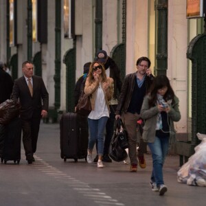 Après s'être rendue au Boohoo store pour une inauguration et une rencontre avec ses fans , Nabilla Benattia qui porte une casquette avec inscrit dessus prison arrive Gare de Lyon avec son chien pour aller au restaurant "Le Train Bleu". Thomas Vergara arrive 5 minutes plus tard au restaurant puis ils repartent ensemble (Thomas avec la casquette de Nabilla et Nabilla avec les lunettes de Thomas) pour prendre un TGV pour Aix-en-Provence le 8 avril 2016