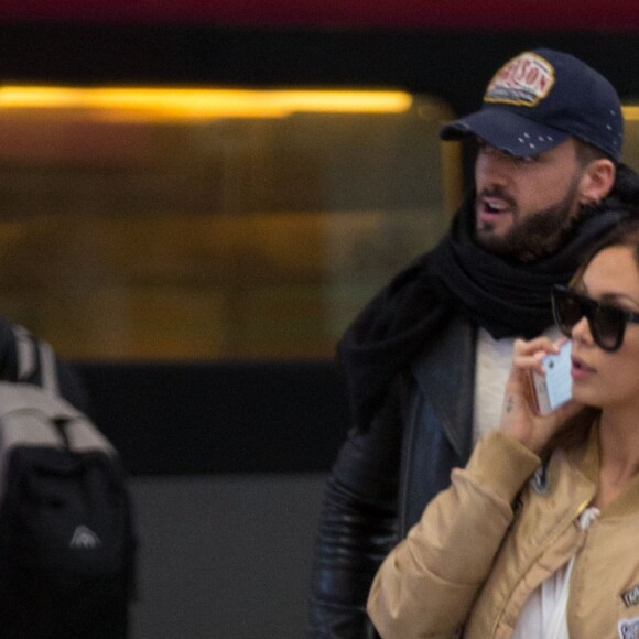 Après s'être rendue au Boohoo store pour une inauguration et une rencontre avec ses fans , Nabilla Benattia qui porte une casquette avec inscrit dessus prison arrive Gare de Lyon avec son chien pour aller au restaurant "Le Train Bleu". Thomas Vergara arrive 5 minutes plus tard au restaurant puis ils repartent ensemble (Thomas avec la casquette de Nabilla et Nabilla avec les lunettes de Thomas) pour prendre un TGV pour Aix-en-Provence le 8 avril 2016 08/04/2016 - Paris