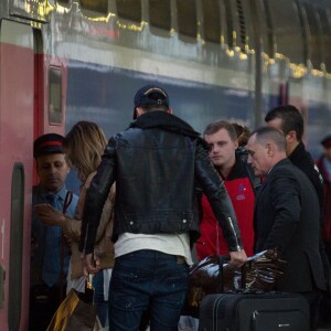 Semi-Exclusif - Après s'être rendue au Boohoo store pour une inauguration et une rencontre avec ses fans , Nabilla Benattia qui porte une casquette avec inscrit dessus prison arrive Gare de Lyon avec son chien pour aller au restaurant "Le Train Bleu". Thomas Vergara arrive 5 minutes plus tard au restaurant puis ils repartent ensemble (Thomas avec la casquette de Nabilla et Nabilla avec les lunettes de Thomas) pour prendre un TGV pour Aix-en-Provence le 8 avril 2016