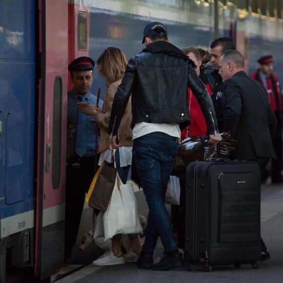Semi-Exclusif - Après s'être rendue au Boohoo store pour une inauguration et une rencontre avec ses fans , Nabilla Benattia qui porte une casquette avec inscrit dessus prison arrive Gare de Lyon avec son chien pour aller au restaurant "Le Train Bleu". Thomas Vergara arrive 5 minutes plus tard au restaurant puis ils repartent ensemble (Thomas avec la casquette de Nabilla et Nabilla avec les lunettes de Thomas) pour prendre un TGV pour Aix-en-Provence le 8 avril 2016