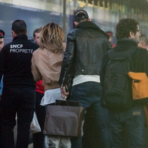 Semi-Exclusif - Après s'être rendue au Boohoo store pour une inauguration et une rencontre avec ses fans , Nabilla Benattia qui porte une casquette avec inscrit dessus prison arrive Gare de Lyon avec son chien pour aller au restaurant "Le Train Bleu". Thomas Vergara arrive 5 minutes plus tard au restaurant puis ils repartent ensemble (Thomas avec la casquette de Nabilla et Nabilla avec les lunettes de Thomas) pour prendre un TGV pour Aix-en-Provence le 8 avril 2016