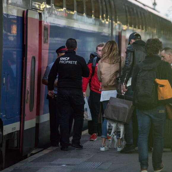 Semi-Exclusif - Après s'être rendue au Boohoo store pour une inauguration et une rencontre avec ses fans , Nabilla Benattia qui porte une casquette avec inscrit dessus prison arrive Gare de Lyon avec son chien pour aller au restaurant "Le Train Bleu". Thomas Vergara arrive 5 minutes plus tard au restaurant puis ils repartent ensemble (Thomas avec la casquette de Nabilla et Nabilla avec les lunettes de Thomas) pour prendre un TGV pour Aix-en-Provence le 8 avril 2016