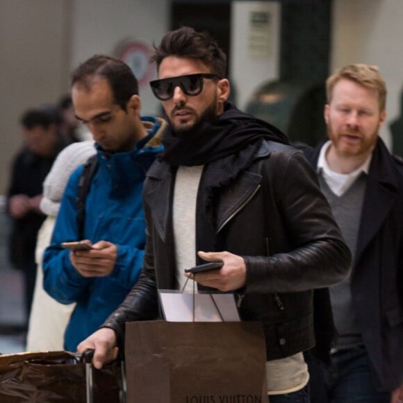 Semi-Exclusif - Après s'être rendue au Boohoo store pour une inauguration et une rencontre avec ses fans , Nabilla Benattia qui porte une casquette avec inscrit dessus prison arrive Gare de Lyon avec son chien pour aller au restaurant "Le Train Bleu". Thomas Vergara arrive 5 minutes plus tard au restaurant puis ils repartent ensemble (Thomas avec la casquette de Nabilla et Nabilla avec les lunettes de Thomas) pour prendre un TGV pour Aix-en-Provence le 8 avril 2016