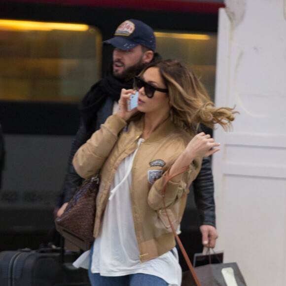 Semi-Exclusif - Après s'être rendue au Boohoo store pour une inauguration et une rencontre avec ses fans , Nabilla Benattia qui porte une casquette avec inscrit dessus prison arrive Gare de Lyon avec son chien pour aller au restaurant "Le Train Bleu". Thomas Vergara arrive 5 minutes plus tard au restaurant puis ils repartent ensemble (Thomas avec la casquette de Nabilla et Nabilla avec les lunettes de Thomas) pour prendre un TGV pour Aix-en-Provence le 8 avril 2016