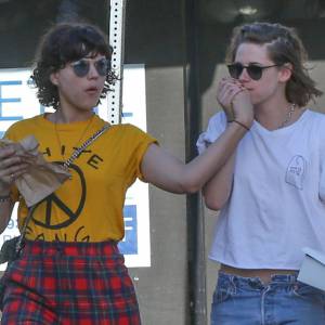 Exclusif - Kristen Stewart embrasse la main de sa petite amie Soko à Los Angeles le 1er avril 2016.