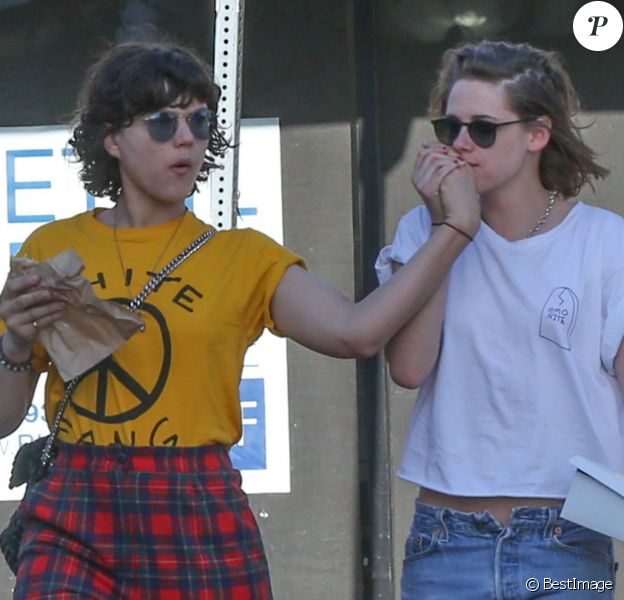 Exclusif - Kristen Stewart embrasse la main de sa petite amie Soko à Los Angeles le 1er avril 2016.
