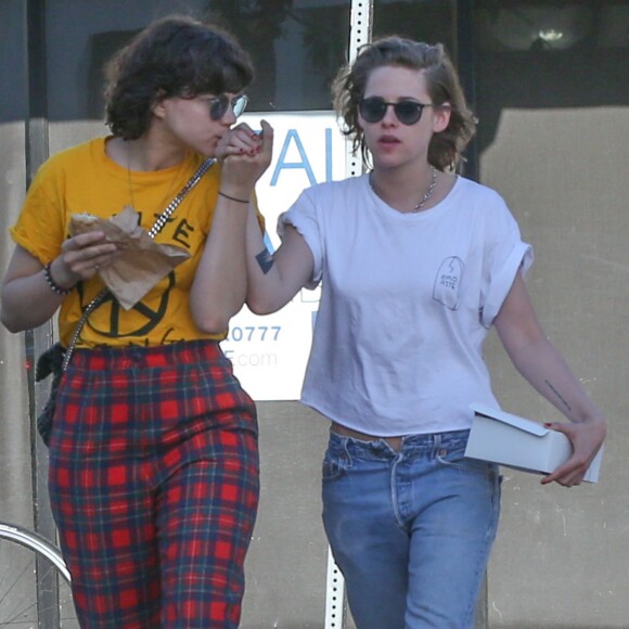 Exclusif - Kristen Stewart et Soko se promènent à Los Angeles le 1er avril 2016.