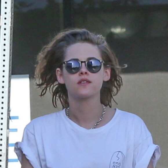 Exclusif - Kristen Stewart et sa petite amie Soko se promènent à Los Angeles le 1er avril 2016.