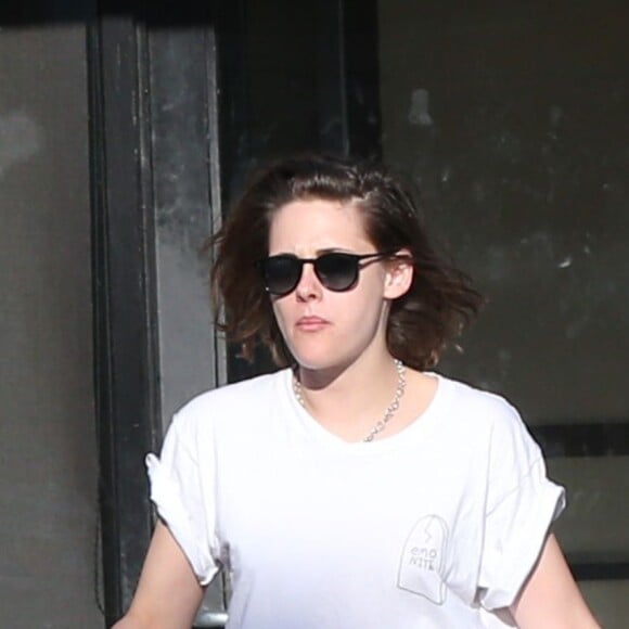 Exclusif - Kristen Stewart et sa petite amie Soko se promènent à Los Angeles le 1er avril 2016.