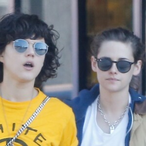 Exclusif - Kristen Stewart et sa petite amie Soko se promènent à Los Angeles le 1er avril 2016.