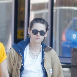 Exclusif - Kristen Stewart et sa petite amie Soko se promènent à Los Angeles le 1er avril 2016.