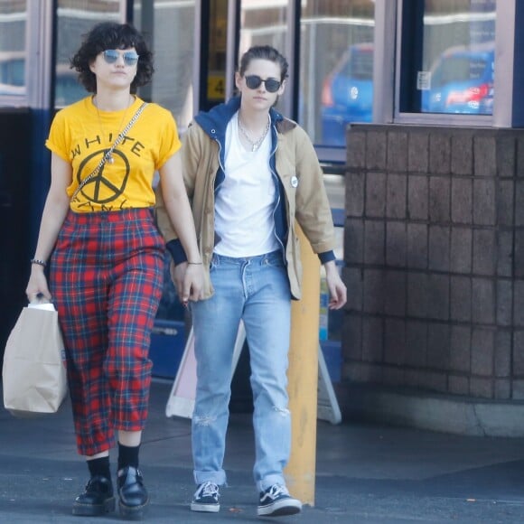 Exclusif - Kristen Stewart et sa petite amie Soko se promènent à Los Angeles le 1er avril 2016.
