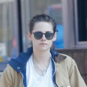 Exclusif - Kristen Stewart et sa petite amie Soko se promènent main dans la main à Los Angeles le 1er avril 2016.