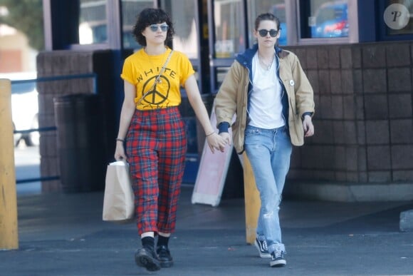 Exclusif - Kristen Stewart et sa petite amie Soko se promènent main dans la main à Los Angeles le 1er avril 2016.