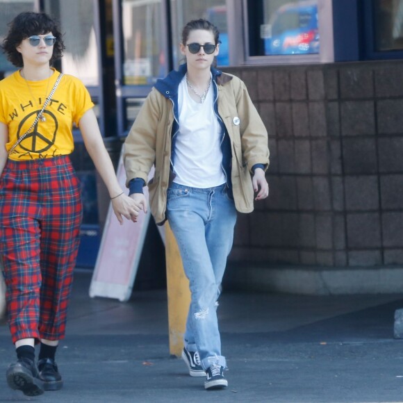 Exclusif - Kristen Stewart et sa petite amie Soko se promènent main dans la main à Los Angeles le 1er avril 2016.