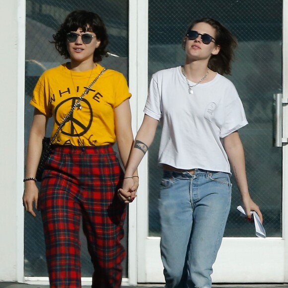 Exclusif - Kristen Stewart et Soko à Los Angeles le 1er avril 2016.