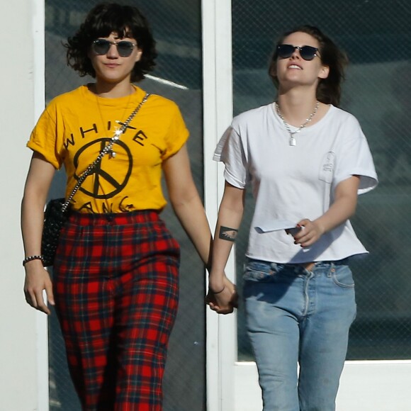 Exclusif - Kristen Stewart et sa petite amie Soko se promènent à Los Angeles le 1er avril 2016.