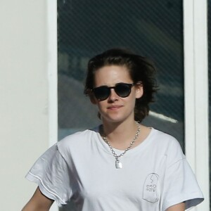 Exclusif - Kristen Stewart et sa petite amie Soko se promènent à Los Angeles le 1er avril 2016.