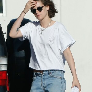 Exclusif - Kristen Stewart et sa petite amie Soko se promènent à Los Angeles le 1er avril 2016.