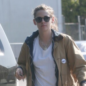 Exclusif - Kristen Stewart et sa petite amie Soko se promènent à Los Angeles le 1er avril 2016.