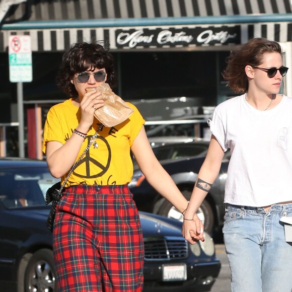 Exclusif - Kristen Stewart et sa petite amie Soko se promènent à Los Angeles le 1er avril 2016.