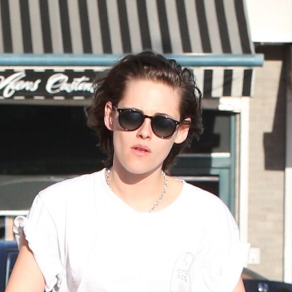 Exclusif - Kristen Stewart et sa petite amie Soko se promènent à Los Angeles le 1er avril 2016.