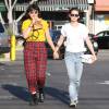 Exclusif - Kristen Stewart et sa petite amie Soko se promènent à Los Angeles le 1er avril 2016.