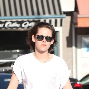 Exclusif - Kristen Stewart et sa petite amie Soko se promènent à Los Angeles le 1er avril 2016.