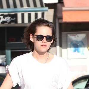 Exclusif - Kristen Stewart et sa petite amie Soko se promènent à Los Angeles le 1er avril 2016.