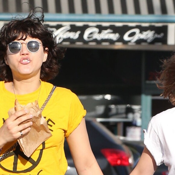 Exclusif - Kristen Stewart et sa petite amie Soko se promènent à Los Angeles le 1er avril 2016.